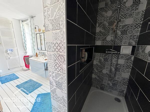 AGREABLE MAISON DE VILLE – CHARME DE L’ANCIEN – EMPLACEMENT RECHERCHÉ