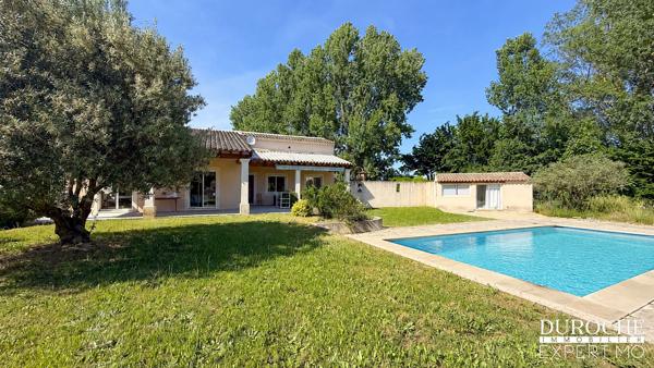 Piolenc, quartier résidentiel, maison de plain-pied avec piscine et dépendances sur parcelle de plus de 2500m
