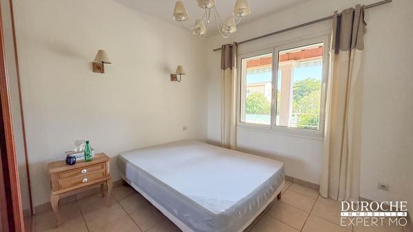 Piolenc, quartier résidentiel, maison de plain-pied avec piscine et dépendances sur parcelle de plus de 2500m