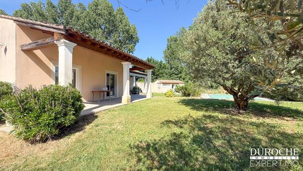 Piolenc, quartier résidentiel, maison de plain-pied avec piscine et dépendances sur parcelle de plus de 2500m