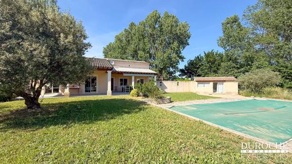 Piolenc, quartier résidentiel, maison de plain-pied avec piscine et dépendances sur parcelle de plus de 2500m