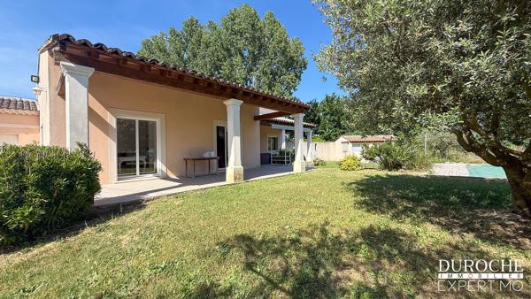 Piolenc, quartier résidentiel, maison de plain-pied avec piscine et dépendances sur parcelle de plus de 2500m