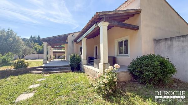 Piolenc, quartier résidentiel, maison de plain-pied avec piscine et dépendances sur parcelle de plus de 2500m