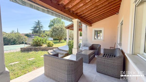 Piolenc, quartier résidentiel, maison de plain-pied avec piscine et dépendances sur parcelle de plus de 2500m