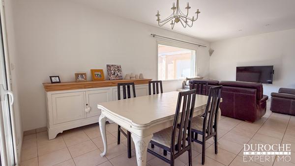 Piolenc, quartier résidentiel, maison de plain-pied avec piscine et dépendances sur parcelle de plus de 2500m