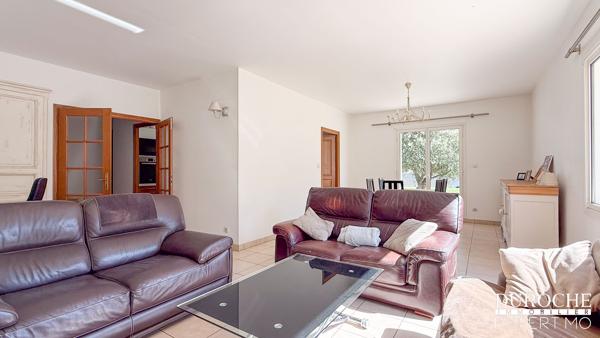 Piolenc, quartier résidentiel, maison de plain-pied avec piscine et dépendances sur parcelle de plus de 2500m