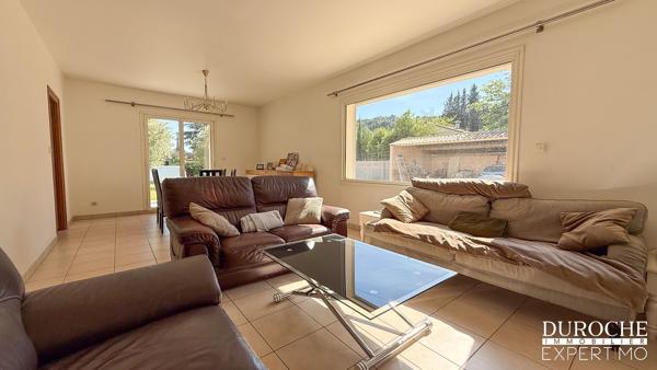 Piolenc, quartier résidentiel, maison de plain-pied avec piscine et dépendances sur parcelle de plus de 2500m