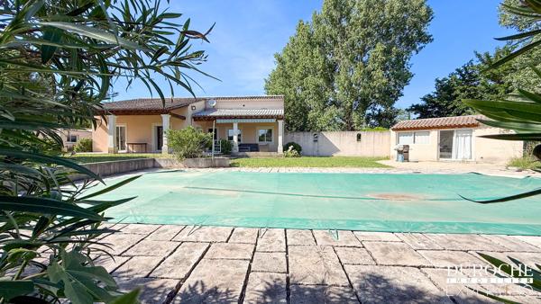 Piolenc, quartier résidentiel, maison de plain-pied avec piscine et dépendances sur parcelle de plus de 2500m