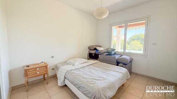 Piolenc, quartier résidentiel, maison de plain-pied avec piscine et dépendances sur parcelle de plus de 2500m