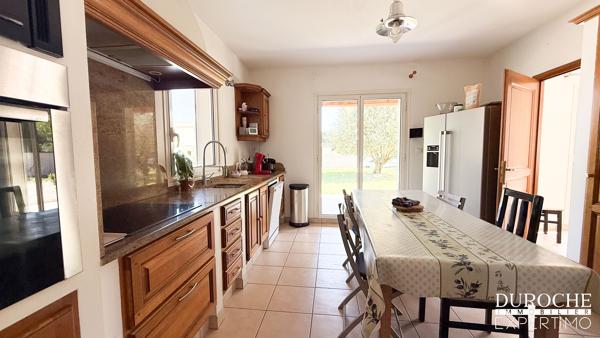 Piolenc, quartier résidentiel, maison de plain-pied avec piscine et dépendances sur parcelle de plus de 2500m