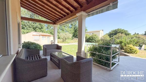 Piolenc, quartier résidentiel, maison de plain-pied avec piscine et dépendances sur parcelle de plus de 2500m