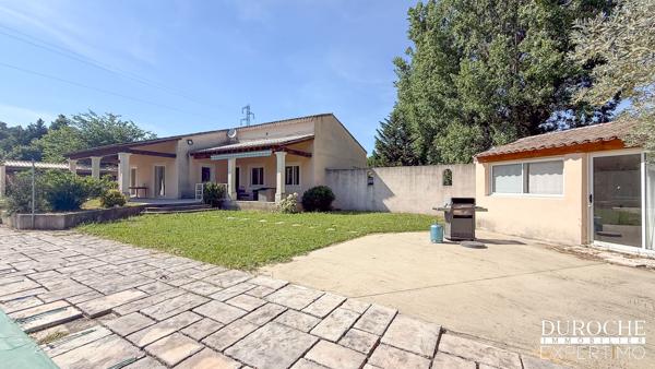 Piolenc, quartier résidentiel, maison de plain-pied avec piscine et dépendances sur parcelle de plus de 2500m