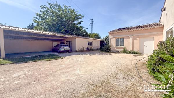 Piolenc, quartier résidentiel, maison de plain-pied avec piscine et dépendances sur parcelle de plus de 2500m
