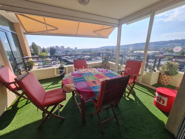Vente en viager occupé:
Situé au dernier étage, ce superbe appartement de 112,5 m² séduit par ses volumes généreux, sa luminosité remarquable et son agencement parfaitement maîtrisé.

Il se compose d’un vaste espace de vie réunissant séjour et cuisine entièrement équipée, offrant un cadre convivial et contemporain. L’espace nuit propose une suite parentale avec salle d’eau privative, deux belles chambres, une salle de bains, ainsi qu’un WC indépendant. Une mezzanine, modulable selon vos besoins en bureau ou espace détente, vient compléter harmonieusement l’ensemble.

Grâce à sa triple exposition sud, ouest et nord, l’appartement bénéficie d’un ensoleillement optimal tout au long de la journée. Il s’ouvre sur 56 m² de terrasses, dont une magnifique terrasse plein sud de 39,5 m², idéale pour recevoir et profiter pleinement de moments de convivialité en extérieur.

Implanté dans un quartier vivant et recherché, à proximité immédiate des commerces, transports et services, ce bien offre un confort de vie rare.
Deux grands garages en sous-sol, équipés de portes électriques, complètent ce bien aux prestations complètes.

RENTES VIAGÈRES BIEN OCCUPÉ
Crédirentier 1: homme né le 4/3/1946
Crédirentier 2: femme née le 9/11/1949
Table d'espérance de vie : INSEE_20/22 (données provisoires arrêtées à fin décembre 2023)
Rente viagère annuelle: 5113.24 Euros
