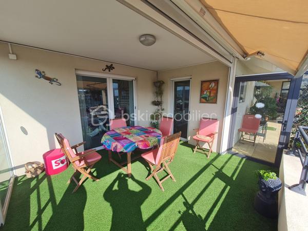 Vente en viager occupé:
Situé au dernier étage, ce superbe appartement de 112,5 m² séduit par ses volumes généreux, sa luminosité remarquable et son agencement parfaitement maîtrisé.

Il se compose d’un vaste espace de vie réunissant séjour et cuisine entièrement équipée, offrant un cadre convivial et contemporain. L’espace nuit propose une suite parentale avec salle d’eau privative, deux belles chambres, une salle de bains, ainsi qu’un WC indépendant. Une mezzanine, modulable selon vos besoins en bureau ou espace détente, vient compléter harmonieusement l’ensemble.

Grâce à sa triple exposition sud, ouest et nord, l’appartement bénéficie d’un ensoleillement optimal tout au long de la journée. Il s’ouvre sur 56 m² de terrasses, dont une magnifique terrasse plein sud de 39,5 m², idéale pour recevoir et profiter pleinement de moments de convivialité en extérieur.

Implanté dans un quartier vivant et recherché, à proximité immédiate des commerces, transports et services, ce bien offre un confort de vie rare.
Deux grands garages en sous-sol, équipés de portes électriques, complètent ce bien aux prestations complètes.

RENTES VIAGÈRES BIEN OCCUPÉ
Crédirentier 1: homme né le 4/3/1946
Crédirentier 2: femme née le 9/11/1949
Table d'espérance de vie : INSEE_20/22 (données provisoires arrêtées à fin décembre 2023)
Rente viagère annuelle: 5113.24 Euros