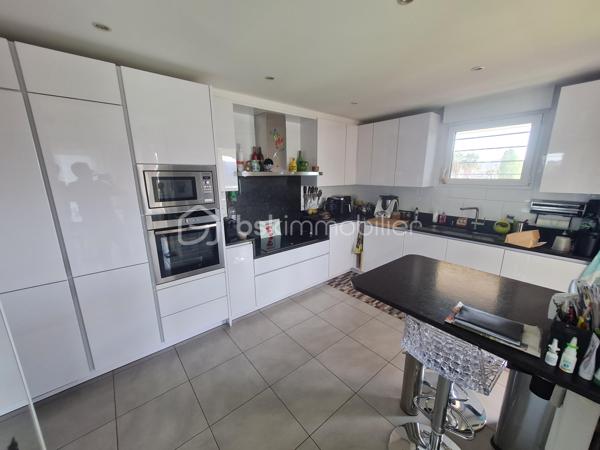 Vente en viager occupé:
Situé au dernier étage, ce superbe appartement de 112,5 m² séduit par ses volumes généreux, sa luminosité remarquable et son agencement parfaitement maîtrisé.

Il se compose d’un vaste espace de vie réunissant séjour et cuisine entièrement équipée, offrant un cadre convivial et contemporain. L’espace nuit propose une suite parentale avec salle d’eau privative, deux belles chambres, une salle de bains, ainsi qu’un WC indépendant. Une mezzanine, modulable selon vos besoins en bureau ou espace détente, vient compléter harmonieusement l’ensemble.

Grâce à sa triple exposition sud, ouest et nord, l’appartement bénéficie d’un ensoleillement optimal tout au long de la journée. Il s’ouvre sur 56 m² de terrasses, dont une magnifique terrasse plein sud de 39,5 m², idéale pour recevoir et profiter pleinement de moments de convivialité en extérieur.

Implanté dans un quartier vivant et recherché, à proximité immédiate des commerces, transports et services, ce bien offre un confort de vie rare.
Deux grands garages en sous-sol, équipés de portes électriques, complètent ce bien aux prestations complètes.

RENTES VIAGÈRES BIEN OCCUPÉ
Crédirentier 1: homme né le 4/3/1946
Crédirentier 2: femme née le 9/11/1949
Table d'espérance de vie : INSEE_20/22 (données provisoires arrêtées à fin décembre 2023)
Rente viagère annuelle: 5113.24 Euros
