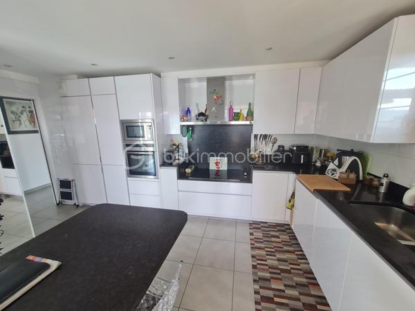 Vente en viager occupé:
Situé au dernier étage, ce superbe appartement de 112,5 m² séduit par ses volumes généreux, sa luminosité remarquable et son agencement parfaitement maîtrisé.

Il se compose d’un vaste espace de vie réunissant séjour et cuisine entièrement équipée, offrant un cadre convivial et contemporain. L’espace nuit propose une suite parentale avec salle d’eau privative, deux belles chambres, une salle de bains, ainsi qu’un WC indépendant. Une mezzanine, modulable selon vos besoins en bureau ou espace détente, vient compléter harmonieusement l’ensemble.

Grâce à sa triple exposition sud, ouest et nord, l’appartement bénéficie d’un ensoleillement optimal tout au long de la journée. Il s’ouvre sur 56 m² de terrasses, dont une magnifique terrasse plein sud de 39,5 m², idéale pour recevoir et profiter pleinement de moments de convivialité en extérieur.

Implanté dans un quartier vivant et recherché, à proximité immédiate des commerces, transports et services, ce bien offre un confort de vie rare.
Deux grands garages en sous-sol, équipés de portes électriques, complètent ce bien aux prestations complètes.

RENTES VIAGÈRES BIEN OCCUPÉ
Crédirentier 1: homme né le 4/3/1946
Crédirentier 2: femme née le 9/11/1949
Table d'espérance de vie : INSEE_20/22 (données provisoires arrêtées à fin décembre 2023)
Rente viagère annuelle: 5113.24 Euros