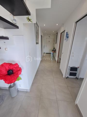 Vente en viager occupé:
Situé au dernier étage, ce superbe appartement de 112,5 m² séduit par ses volumes généreux, sa luminosité remarquable et son agencement parfaitement maîtrisé.

Il se compose d’un vaste espace de vie réunissant séjour et cuisine entièrement équipée, offrant un cadre convivial et contemporain. L’espace nuit propose une suite parentale avec salle d’eau privative, deux belles chambres, une salle de bains, ainsi qu’un WC indépendant. Une mezzanine, modulable selon vos besoins en bureau ou espace détente, vient compléter harmonieusement l’ensemble.

Grâce à sa triple exposition sud, ouest et nord, l’appartement bénéficie d’un ensoleillement optimal tout au long de la journée. Il s’ouvre sur 56 m² de terrasses, dont une magnifique terrasse plein sud de 39,5 m², idéale pour recevoir et profiter pleinement de moments de convivialité en extérieur.

Implanté dans un quartier vivant et recherché, à proximité immédiate des commerces, transports et services, ce bien offre un confort de vie rare.
Deux grands garages en sous-sol, équipés de portes électriques, complètent ce bien aux prestations complètes.

RENTES VIAGÈRES BIEN OCCUPÉ
Crédirentier 1: homme né le 4/3/1946
Crédirentier 2: femme née le 9/11/1949
Table d'espérance de vie : INSEE_20/22 (données provisoires arrêtées à fin décembre 2023)
Rente viagère annuelle: 5113.24 Euros