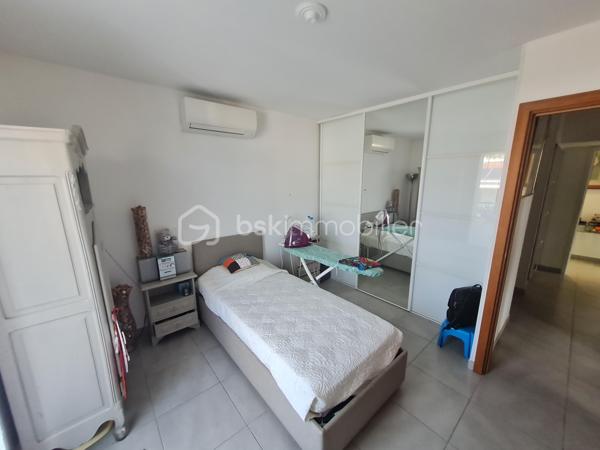Vente en viager occupé:
Situé au dernier étage, ce superbe appartement de 112,5 m² séduit par ses volumes généreux, sa luminosité remarquable et son agencement parfaitement maîtrisé.

Il se compose d’un vaste espace de vie réunissant séjour et cuisine entièrement équipée, offrant un cadre convivial et contemporain. L’espace nuit propose une suite parentale avec salle d’eau privative, deux belles chambres, une salle de bains, ainsi qu’un WC indépendant. Une mezzanine, modulable selon vos besoins en bureau ou espace détente, vient compléter harmonieusement l’ensemble.

Grâce à sa triple exposition sud, ouest et nord, l’appartement bénéficie d’un ensoleillement optimal tout au long de la journée. Il s’ouvre sur 56 m² de terrasses, dont une magnifique terrasse plein sud de 39,5 m², idéale pour recevoir et profiter pleinement de moments de convivialité en extérieur.

Implanté dans un quartier vivant et recherché, à proximité immédiate des commerces, transports et services, ce bien offre un confort de vie rare.
Deux grands garages en sous-sol, équipés de portes électriques, complètent ce bien aux prestations complètes.

RENTES VIAGÈRES BIEN OCCUPÉ
Crédirentier 1: homme né le 4/3/1946
Crédirentier 2: femme née le 9/11/1949
Table d'espérance de vie : INSEE_20/22 (données provisoires arrêtées à fin décembre 2023)
Rente viagère annuelle: 5113.24 Euros