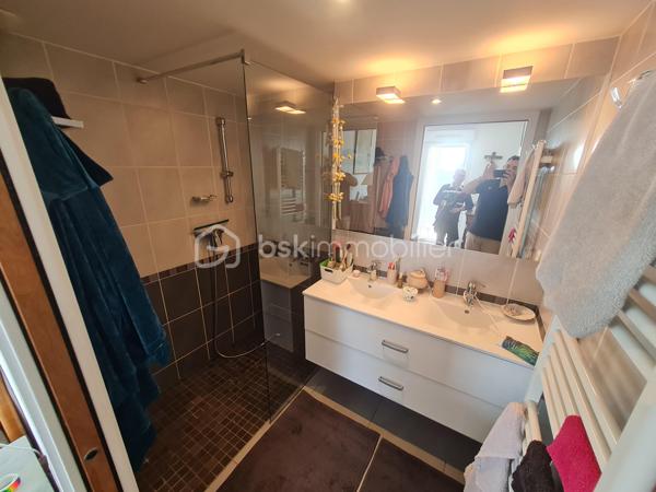 Vente en viager occupé:
Situé au dernier étage, ce superbe appartement de 112,5 m² séduit par ses volumes généreux, sa luminosité remarquable et son agencement parfaitement maîtrisé.

Il se compose d’un vaste espace de vie réunissant séjour et cuisine entièrement équipée, offrant un cadre convivial et contemporain. L’espace nuit propose une suite parentale avec salle d’eau privative, deux belles chambres, une salle de bains, ainsi qu’un WC indépendant. Une mezzanine, modulable selon vos besoins en bureau ou espace détente, vient compléter harmonieusement l’ensemble.

Grâce à sa triple exposition sud, ouest et nord, l’appartement bénéficie d’un ensoleillement optimal tout au long de la journée. Il s’ouvre sur 56 m² de terrasses, dont une magnifique terrasse plein sud de 39,5 m², idéale pour recevoir et profiter pleinement de moments de convivialité en extérieur.

Implanté dans un quartier vivant et recherché, à proximité immédiate des commerces, transports et services, ce bien offre un confort de vie rare.
Deux grands garages en sous-sol, équipés de portes électriques, complètent ce bien aux prestations complètes.

RENTES VIAGÈRES BIEN OCCUPÉ
Crédirentier 1: homme né le 4/3/1946
Crédirentier 2: femme née le 9/11/1949
Table d'espérance de vie : INSEE_20/22 (données provisoires arrêtées à fin décembre 2023)
Rente viagère annuelle: 5113.24 Euros