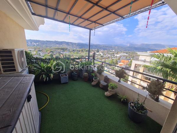 Vente en viager occupé:
Situé au dernier étage, ce superbe appartement de 112,5 m² séduit par ses volumes généreux, sa luminosité remarquable et son agencement parfaitement maîtrisé.

Il se compose d’un vaste espace de vie réunissant séjour et cuisine entièrement équipée, offrant un cadre convivial et contemporain. L’espace nuit propose une suite parentale avec salle d’eau privative, deux belles chambres, une salle de bains, ainsi qu’un WC indépendant. Une mezzanine, modulable selon vos besoins en bureau ou espace détente, vient compléter harmonieusement l’ensemble.

Grâce à sa triple exposition sud, ouest et nord, l’appartement bénéficie d’un ensoleillement optimal tout au long de la journée. Il s’ouvre sur 56 m² de terrasses, dont une magnifique terrasse plein sud de 39,5 m², idéale pour recevoir et profiter pleinement de moments de convivialité en extérieur.

Implanté dans un quartier vivant et recherché, à proximité immédiate des commerces, transports et services, ce bien offre un confort de vie rare.
Deux grands garages en sous-sol, équipés de portes électriques, complètent ce bien aux prestations complètes.

RENTES VIAGÈRES BIEN OCCUPÉ
Crédirentier 1: homme né le 4/3/1946
Crédirentier 2: femme née le 9/11/1949
Table d'espérance de vie : INSEE_20/22 (données provisoires arrêtées à fin décembre 2023)
Rente viagère annuelle: 5113.24 Euros