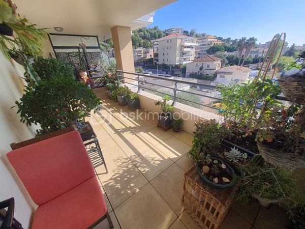 Vente en viager occupé:
Situé au dernier étage, ce superbe appartement de 112,5 m² séduit par ses volumes généreux, sa luminosité remarquable et son agencement parfaitement maîtrisé.

Il se compose d’un vaste espace de vie réunissant séjour et cuisine entièrement équipée, offrant un cadre convivial et contemporain. L’espace nuit propose une suite parentale avec salle d’eau privative, deux belles chambres, une salle de bains, ainsi qu’un WC indépendant. Une mezzanine, modulable selon vos besoins en bureau ou espace détente, vient compléter harmonieusement l’ensemble.

Grâce à sa triple exposition sud, ouest et nord, l’appartement bénéficie d’un ensoleillement optimal tout au long de la journée. Il s’ouvre sur 56 m² de terrasses, dont une magnifique terrasse plein sud de 39,5 m², idéale pour recevoir et profiter pleinement de moments de convivialité en extérieur.

Implanté dans un quartier vivant et recherché, à proximité immédiate des commerces, transports et services, ce bien offre un confort de vie rare.
Deux grands garages en sous-sol, équipés de portes électriques, complètent ce bien aux prestations complètes.

RENTES VIAGÈRES BIEN OCCUPÉ
Crédirentier 1: homme né le 4/3/1946
Crédirentier 2: femme née le 9/11/1949
Table d'espérance de vie : INSEE_20/22 (données provisoires arrêtées à fin décembre 2023)
Rente viagère annuelle: 5113.24 Euros