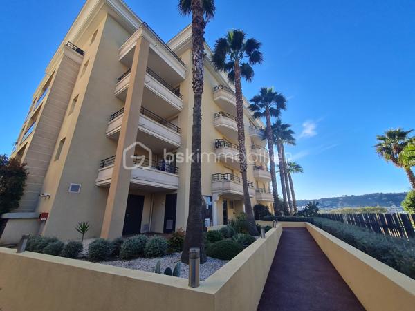 Vente en viager occupé:
Situé au dernier étage, ce superbe appartement de 112,5 m² séduit par ses volumes généreux, sa luminosité remarquable et son agencement parfaitement maîtrisé.

Il se compose d’un vaste espace de vie réunissant séjour et cuisine entièrement équipée, offrant un cadre convivial et contemporain. L’espace nuit propose une suite parentale avec salle d’eau privative, deux belles chambres, une salle de bains, ainsi qu’un WC indépendant. Une mezzanine, modulable selon vos besoins en bureau ou espace détente, vient compléter harmonieusement l’ensemble.

Grâce à sa triple exposition sud, ouest et nord, l’appartement bénéficie d’un ensoleillement optimal tout au long de la journée. Il s’ouvre sur 56 m² de terrasses, dont une magnifique terrasse plein sud de 39,5 m², idéale pour recevoir et profiter pleinement de moments de convivialité en extérieur.

Implanté dans un quartier vivant et recherché, à proximité immédiate des commerces, transports et services, ce bien offre un confort de vie rare.
Deux grands garages en sous-sol, équipés de portes électriques, complètent ce bien aux prestations complètes.

RENTES VIAGÈRES BIEN OCCUPÉ
Crédirentier 1: homme né le 4/3/1946
Crédirentier 2: femme née le 9/11/1949
Table d'espérance de vie : INSEE_20/22 (données provisoires arrêtées à fin décembre 2023)
Rente viagère annuelle: 5113.24 Euros
