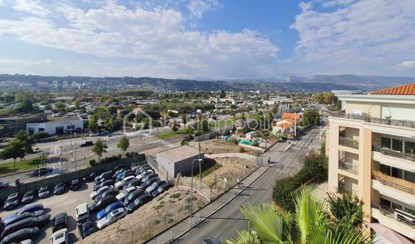 Vente en viager occupé:
Situé au dernier étage, ce superbe appartement de 112,5 m² séduit par ses volumes généreux, sa luminosité remarquable et son agencement parfaitement maîtrisé.

Il se compose d’un vaste espace de vie réunissant séjour et cuisine entièrement équipée, offrant un cadre convivial et contemporain. L’espace nuit propose une suite parentale avec salle d’eau privative, deux belles chambres, une salle de bains, ainsi qu’un WC indépendant. Une mezzanine, modulable selon vos besoins en bureau ou espace détente, vient compléter harmonieusement l’ensemble.

Grâce à sa triple exposition sud, ouest et nord, l’appartement bénéficie d’un ensoleillement optimal tout au long de la journée. Il s’ouvre sur 56 m² de terrasses, dont une magnifique terrasse plein sud de 39,5 m², idéale pour recevoir et profiter pleinement de moments de convivialité en extérieur.

Implanté dans un quartier vivant et recherché, à proximité immédiate des commerces, transports et services, ce bien offre un confort de vie rare.
Deux grands garages en sous-sol, équipés de portes électriques, complètent ce bien aux prestations complètes.

RENTES VIAGÈRES BIEN OCCUPÉ
Crédirentier 1: homme né le 4/3/1946
Crédirentier 2: femme née le 9/11/1949
Table d'espérance de vie : INSEE_20/22 (données provisoires arrêtées à fin décembre 2023)
Rente viagère annuelle: 5113.24 Euros