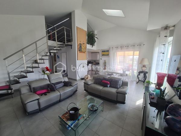 Vente en viager occupé:
Situé au dernier étage, ce superbe appartement de 112,5 m² séduit par ses volumes généreux, sa luminosité remarquable et son agencement parfaitement maîtrisé.

Il se compose d’un vaste espace de vie réunissant séjour et cuisine entièrement équipée, offrant un cadre convivial et contemporain. L’espace nuit propose une suite parentale avec salle d’eau privative, deux belles chambres, une salle de bains, ainsi qu’un WC indépendant. Une mezzanine, modulable selon vos besoins en bureau ou espace détente, vient compléter harmonieusement l’ensemble.

Grâce à sa triple exposition sud, ouest et nord, l’appartement bénéficie d’un ensoleillement optimal tout au long de la journée. Il s’ouvre sur 56 m² de terrasses, dont une magnifique terrasse plein sud de 39,5 m², idéale pour recevoir et profiter pleinement de moments de convivialité en extérieur.

Implanté dans un quartier vivant et recherché, à proximité immédiate des commerces, transports et services, ce bien offre un confort de vie rare.
Deux grands garages en sous-sol, équipés de portes électriques, complètent ce bien aux prestations complètes.

RENTES VIAGÈRES BIEN OCCUPÉ
Crédirentier 1: homme né le 4/3/1946
Crédirentier 2: femme née le 9/11/1949
Table d'espérance de vie : INSEE_20/22 (données provisoires arrêtées à fin décembre 2023)
Rente viagère annuelle: 5113.24 Euros