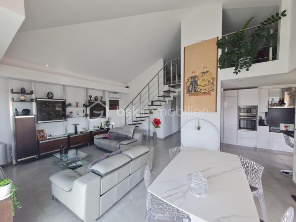 Vente en viager occupé:
Situé au dernier étage, ce superbe appartement de 112,5 m² séduit par ses volumes généreux, sa luminosité remarquable et son agencement parfaitement maîtrisé.

Il se compose d’un vaste espace de vie réunissant séjour et cuisine entièrement équipée, offrant un cadre convivial et contemporain. L’espace nuit propose une suite parentale avec salle d’eau privative, deux belles chambres, une salle de bains, ainsi qu’un WC indépendant. Une mezzanine, modulable selon vos besoins en bureau ou espace détente, vient compléter harmonieusement l’ensemble.

Grâce à sa triple exposition sud, ouest et nord, l’appartement bénéficie d’un ensoleillement optimal tout au long de la journée. Il s’ouvre sur 56 m² de terrasses, dont une magnifique terrasse plein sud de 39,5 m², idéale pour recevoir et profiter pleinement de moments de convivialité en extérieur.

Implanté dans un quartier vivant et recherché, à proximité immédiate des commerces, transports et services, ce bien offre un confort de vie rare.
Deux grands garages en sous-sol, équipés de portes électriques, complètent ce bien aux prestations complètes.

RENTES VIAGÈRES BIEN OCCUPÉ
Crédirentier 1: homme né le 4/3/1946
Crédirentier 2: femme née le 9/11/1949
Table d'espérance de vie : INSEE_20/22 (données provisoires arrêtées à fin décembre 2023)
Rente viagère annuelle: 5113.24 Euros