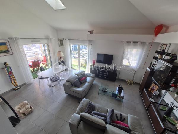 Vente en viager occupé:
Situé au dernier étage, ce superbe appartement de 112,5 m² séduit par ses volumes généreux, sa luminosité remarquable et son agencement parfaitement maîtrisé.

Il se compose d’un vaste espace de vie réunissant séjour et cuisine entièrement équipée, offrant un cadre convivial et contemporain. L’espace nuit propose une suite parentale avec salle d’eau privative, deux belles chambres, une salle de bains, ainsi qu’un WC indépendant. Une mezzanine, modulable selon vos besoins en bureau ou espace détente, vient compléter harmonieusement l’ensemble.

Grâce à sa triple exposition sud, ouest et nord, l’appartement bénéficie d’un ensoleillement optimal tout au long de la journée. Il s’ouvre sur 56 m² de terrasses, dont une magnifique terrasse plein sud de 39,5 m², idéale pour recevoir et profiter pleinement de moments de convivialité en extérieur.

Implanté dans un quartier vivant et recherché, à proximité immédiate des commerces, transports et services, ce bien offre un confort de vie rare.
Deux grands garages en sous-sol, équipés de portes électriques, complètent ce bien aux prestations complètes.

RENTES VIAGÈRES BIEN OCCUPÉ
Crédirentier 1: homme né le 4/3/1946
Crédirentier 2: femme née le 9/11/1949
Table d'espérance de vie : INSEE_20/22 (données provisoires arrêtées à fin décembre 2023)
Rente viagère annuelle: 5113.24 Euros