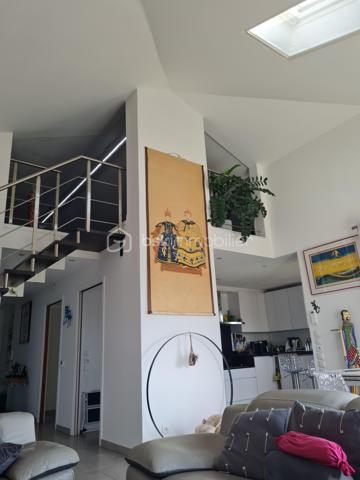 Vente en viager occupé:
Situé au dernier étage, ce superbe appartement de 112,5 m² séduit par ses volumes généreux, sa luminosité remarquable et son agencement parfaitement maîtrisé.

Il se compose d’un vaste espace de vie réunissant séjour et cuisine entièrement équipée, offrant un cadre convivial et contemporain. L’espace nuit propose une suite parentale avec salle d’eau privative, deux belles chambres, une salle de bains, ainsi qu’un WC indépendant. Une mezzanine, modulable selon vos besoins en bureau ou espace détente, vient compléter harmonieusement l’ensemble.

Grâce à sa triple exposition sud, ouest et nord, l’appartement bénéficie d’un ensoleillement optimal tout au long de la journée. Il s’ouvre sur 56 m² de terrasses, dont une magnifique terrasse plein sud de 39,5 m², idéale pour recevoir et profiter pleinement de moments de convivialité en extérieur.

Implanté dans un quartier vivant et recherché, à proximité immédiate des commerces, transports et services, ce bien offre un confort de vie rare.
Deux grands garages en sous-sol, équipés de portes électriques, complètent ce bien aux prestations complètes.

RENTES VIAGÈRES BIEN OCCUPÉ
Crédirentier 1: homme né le 4/3/1946
Crédirentier 2: femme née le 9/11/1949
Table d'espérance de vie : INSEE_20/22 (données provisoires arrêtées à fin décembre 2023)
Rente viagère annuelle: 5113.24 Euros
