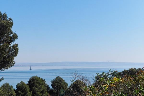 MARTIGUES - Belle propriété: Maison T8,  200m²/3356m² avec vue panoramique sur lEtang de Berre