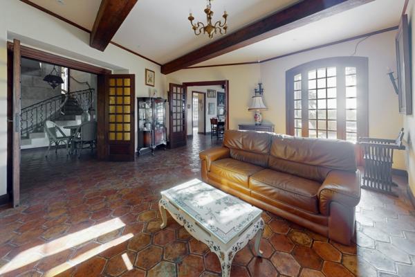 MARTIGUES - Belle propriété: Maison T8,  200m²/3356m² avec vue panoramique sur lEtang de Berre