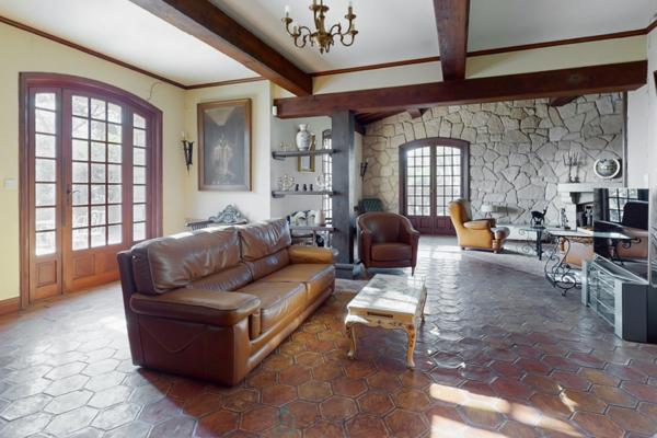 MARTIGUES - Belle propriété: Maison T8,  200m²/3356m² avec vue panoramique sur lEtang de Berre