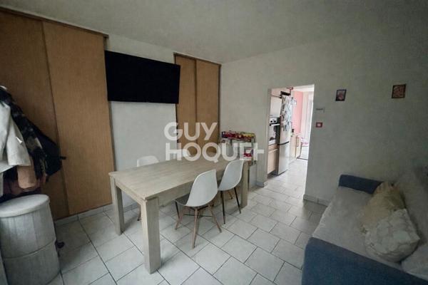 A VENDRE à CALAIS - Maison semi-mitoyenne - 2 chambres - Cour.