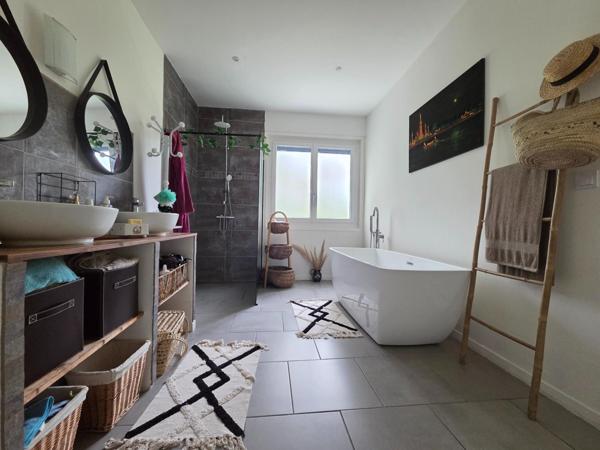 Maison à SAINT-JEAN-D'ANGELY, 17400 - 6 pièces 165m²