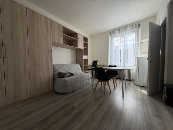 Appartement à louer 335 € CC CHATEAUROUX 1 pièce 19 m² DPE E