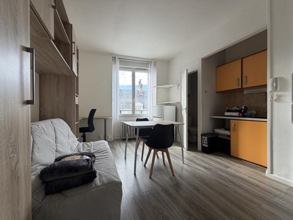 Appartement à louer 335 € CC CHATEAUROUX 1 pièce 19 m² DPE E