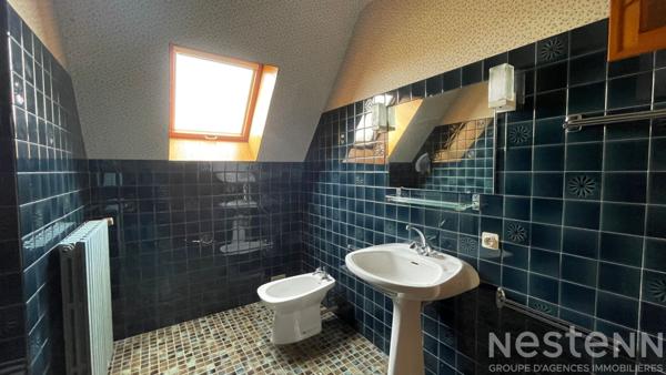 A vendre à ERDEVEN : maison à l'architecture néo bretonne offrant de grands volumes non loin du bourg