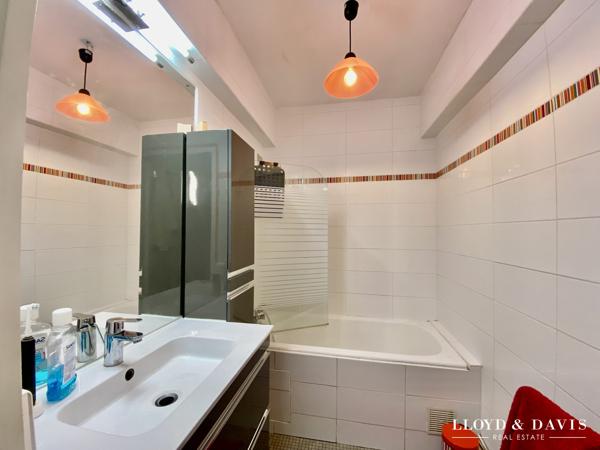 Appartement T3 traversant avec balcon, cave, box fermé et parking