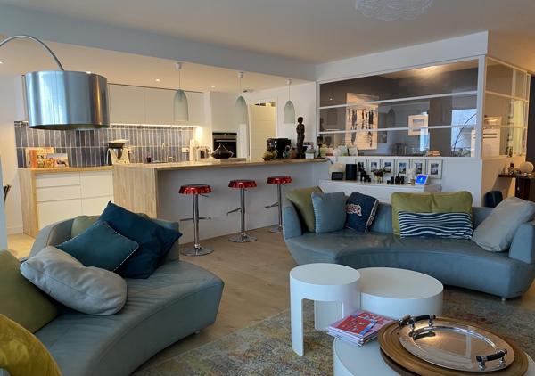 Appartement contemporain T5 traversant avec terrasse au 1er étage d'une résidence de grand standing
