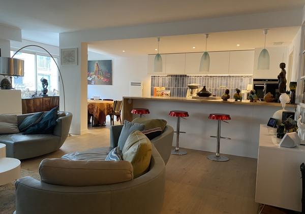 Appartement contemporain T5 traversant avec terrasse au 1er étage d'une résidence de grand standing