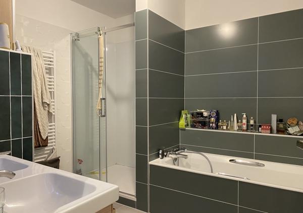 Appartement contemporain T5 traversant avec terrasse au 1er étage d'une résidence de grand standing
