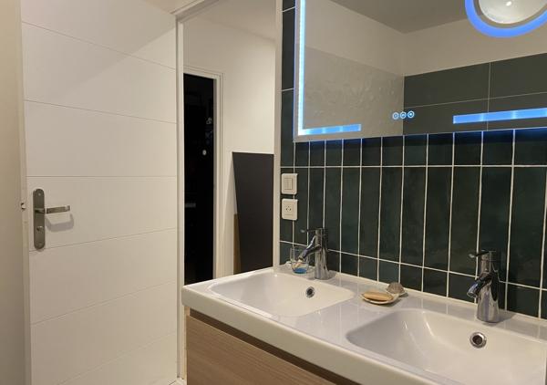 Appartement contemporain T5 traversant avec terrasse au 1er étage d'une résidence de grand standing