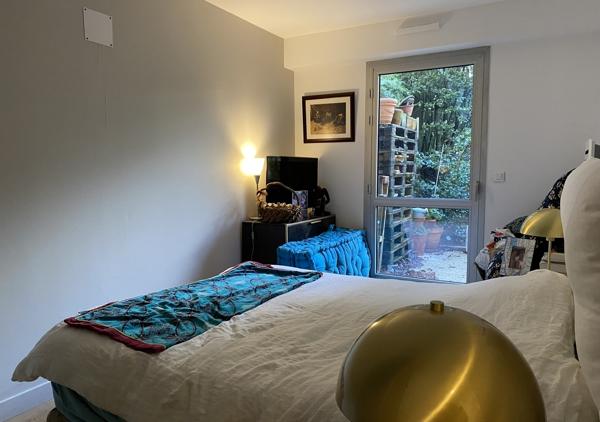 Appartement contemporain T5 traversant avec terrasse au 1er étage d'une résidence de grand standing