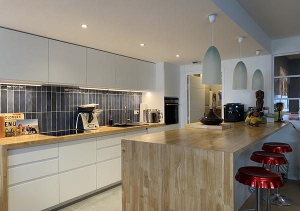 Appartement contemporain T5 traversant avec terrasse au 1er étage d'une résidence de grand standing