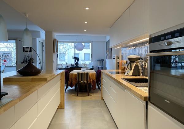 Appartement contemporain T5 traversant avec terrasse au 1er étage d'une résidence de grand standing