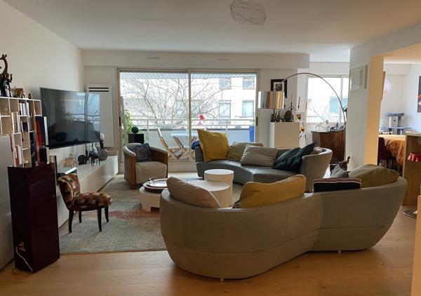 Appartement contemporain T5 traversant avec terrasse au 1er étage d'une résidence de grand standing