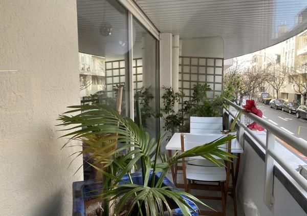 Appartement contemporain T5 traversant avec terrasse au 1er étage d'une résidence de grand standing